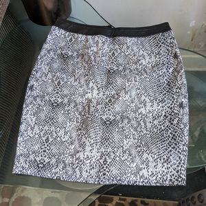 Guess Snakeskin Skirt Size 10 Black White Black Hem Patterned